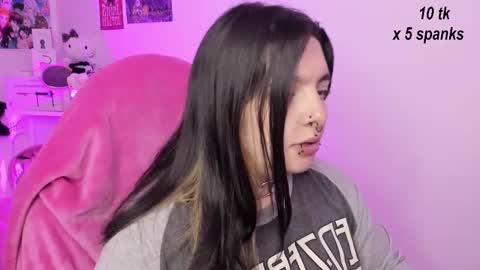 Snapshot of sachi_meow chatting on 10.18.25 Ig online show from 10.18.25