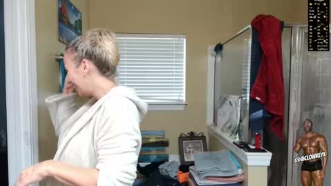 Snapshot of sadierw chatting on 10.29.25 SadieRW online show from 10.29.25