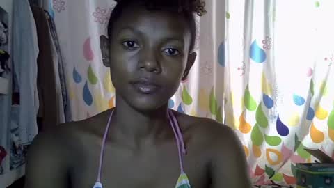 Snapshot of safira19 chatting on 10.28.25 safira19 online show from 10.28.25