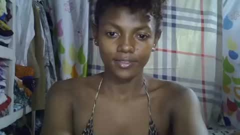 Snapshot of safira19 chatting on 10.29.25 safira19 online show from 10.29.25