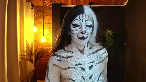 Snapshot of sahra_tayl0r_ chatting on 10.31.25 SARA online show from 10.31.25