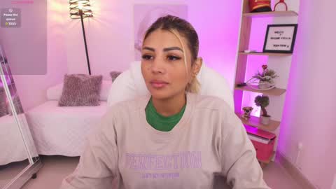 Snapshot of saloomee__ chatting on 02.14.25 SALOME online show from 02.14.25