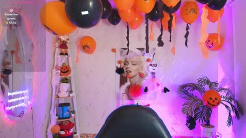 Snapshot of saloomee__ chatting on 10.18.25 SALOME online show from 10.18.25