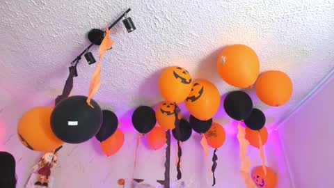 Snapshot of saloomee__ chatting on 10.31.25 SALOME online show from 10.31.25