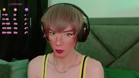 Snapshot of sam_russo chatting on 11.11.25 Sam online show from 11.11.25