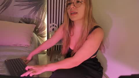 Snapshot of samaantha_white_ chatting on 02.11.26 Samaantha online show from 02.11.26