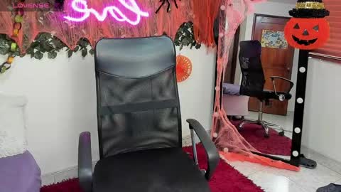 Snapshot of samantaortiz_ chatting on 10.29.25 samantaortiz_ online show from 10.29.25