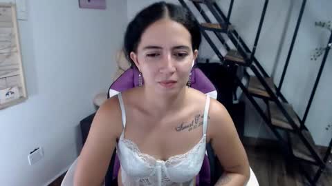 Snapshot of samantha2girl chatting on 10.15.25 samantha online show from 10.15.25