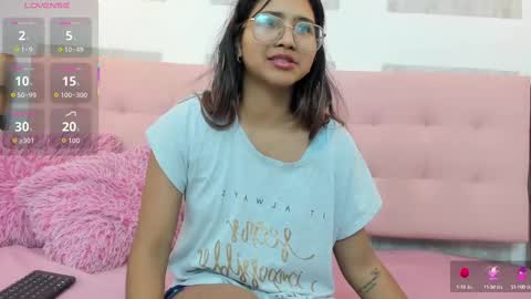 Snapshot of samantha_fox8 chatting on 10.05.25 online show from 10.05.25