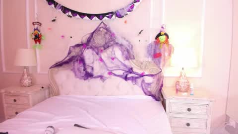 Snapshot of samanthapierce chatting on 10.31.25 Samantha online show from 10.31.25