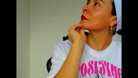 Snapshot of samm_hoti chatting on 11.13.25 sam online show from 11.13.25