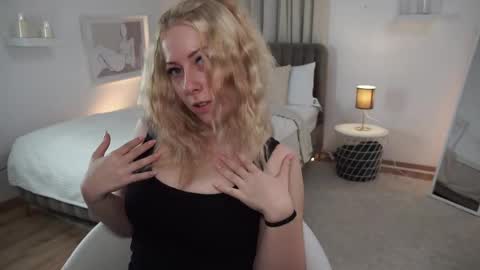 Snapshot of sandraa_cole chatting on 09.24.25 Szandra online show from 09.24.25