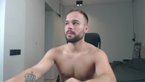 Snapshot of sandro_best chatting on 06.25.26 DeAlex online show from 06.25.26