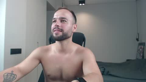 Snapshot of sandro_best chatting on 06.26.26 DeAlex online show from 06.26.26