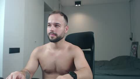 Snapshot of sandro_best chatting on 06.27.26 DeAlex online show from 06.27.26