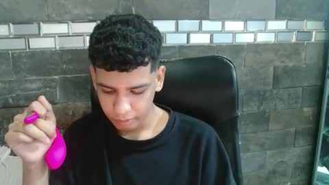 Snapshot of santiago_foxx chatting on 10.30.25 santi online show from 10.30.25