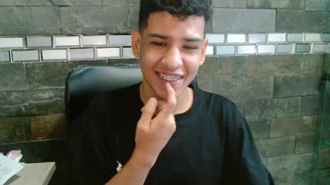 Snapshot of santiago_foxx chatting on 11.01.25 santi online show from 11.01.25