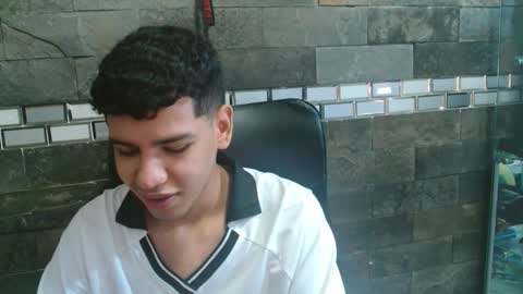 Snapshot of santiago_foxx chatting on 11.05.25 santi online show from 11.05.25