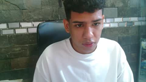 Snapshot of santiago_foxx chatting on 11.06.25 santi online show from 11.06.25