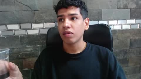 Snapshot of santiago_foxx chatting on 11.21.25 santi online show from 11.21.25