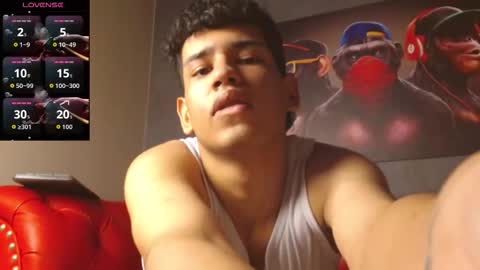 Snapshot of santiago_foxx chatting on 11.23.25 santi online show from 11.23.25