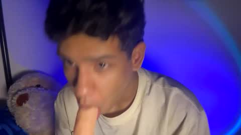 Snapshot of santiago_foxx chatting on 12.03.25 santi online show from 12.03.25