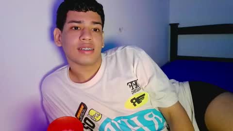 Snapshot of santiago_foxx chatting on 02.01.26 santi online show from 02.01.26