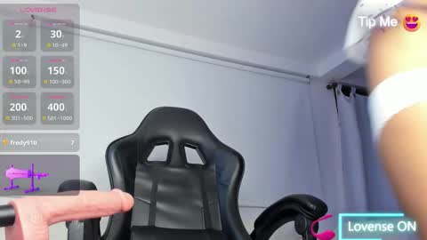 Snapshot of sara_evans01 chatting on 10.21.25 sara online show from 10.21.25