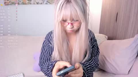 Sara  new account  give me thomb up  Follow me   help me reach 15k followers again   online show from 09.18.25