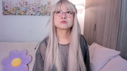 Sara  new account  give me thomb up  Follow me   help me reach 15k followers again   online show from 09.25.25