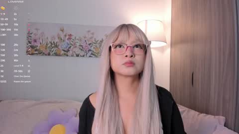 Snapshot of sara_kim_ chatting on 10.01.25 Sara new account give me thomb up Follow me help me reach 15k followers again online show from 10.01.25