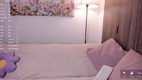 Snapshot of sara_kim_ chatting on 10.20.25 Sara new account give me thomb up Follow me help me reach 15k followers again online show from 10.20.25