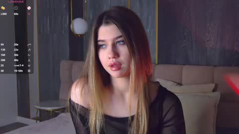 Snapshot of sara_lewiis chatting on 10.11.25 Sara online show from 10.11.25