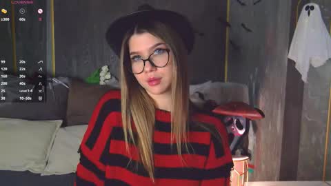 Snapshot of sara_lewiis chatting on 10.31.25 Sara online show from 10.31.25