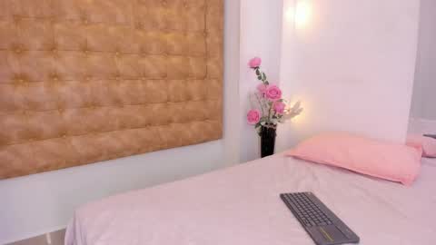 sara_sm1th_ online show from 04.23.26