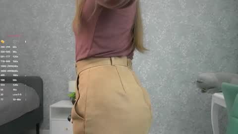 Snapshot of sara_whooops chatting on 11.10.25 Im Sara online show from 11.10.25