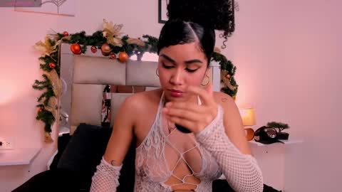 Snapshot of saraandstiven chatting on 12.30.24 Sara And Stiven online show from 12.30.24