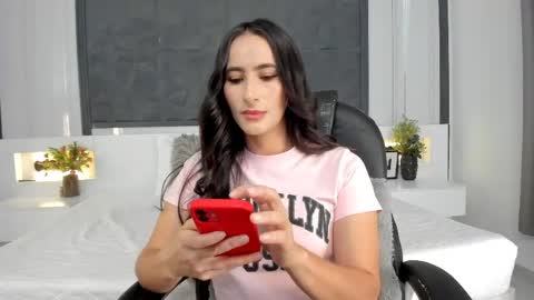 Snapshot of saragomez_1 chatting on 04.23.26 Sara Gomez online show from 04.23.26