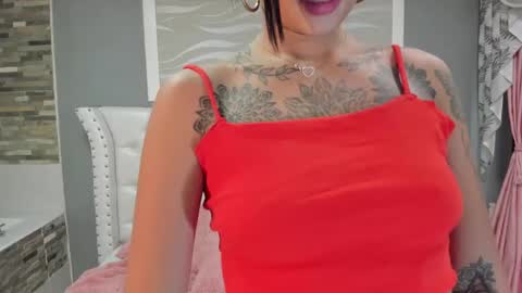 Snapshot of sarah_curtis chatting on 02.05.25 Sarah online show from 02.05.25