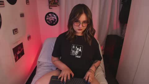 Snapshot of sarah_cuteeyes chatting on 04.21.26 Sara online show from 04.21.26