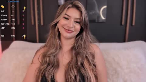 Snapshot of sarah_jacobbs chatting on 02.11.25 online show from 02.11.25