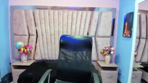 Snapshot of sarah_sweett_ chatting on 10.17.25 Sarah online show from 10.17.25