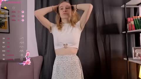 Snapshot of sarah_wenvy chatting on 10.23.25 Sofia online show from 10.23.25