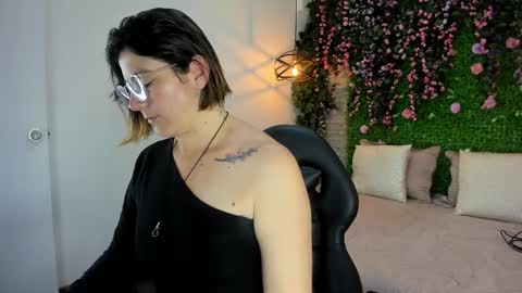 Sarah Deyvis online show from 12.14.25