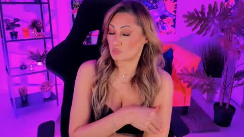 Divine Sarah NONUDE model online show from 02.27.25