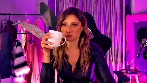 Snapshot of sarahholly chatting on 04.25.26 Divine Sarah NONUDE model online show from 04.25.26