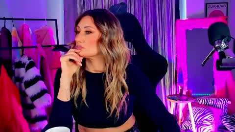 Snapshot of sarahholly chatting on 05.03.26 Divine Sarah NONUDE model online show from 05.03.26