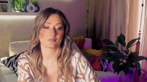 Snapshot of sarahholly chatting on 05.09.26 Divine Sarah NONUDE model online show from 05.09.26