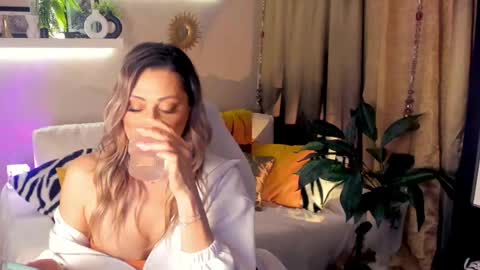 Snapshot of sarahholly chatting on 05.10.26 Divine Sarah NONUDE model online show from 05.10.26