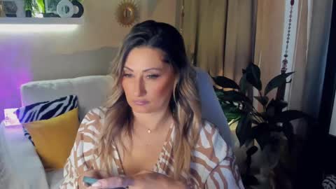 Snapshot of sarahholly chatting on 05.14.26 Divine Sarah NONUDE model online show from 05.14.26